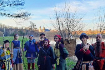 Warum Wanderer in historischer Kleidung bei Rochlitz unterwegs sind - Eine Reisegesellschaft in historischer Kleidung ist am Wochenende im Raum Rochlitz unterwegs gewesen. Die Wanderer stellen Händler und Handwerker dar, wie sie einst auf dem alten Salzhandelsweg zwischen Halle und Prag unterwegs gewesen sind. 
