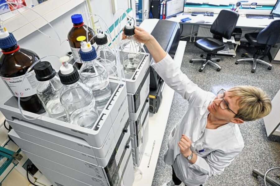 Warum Wasser aus der Leitung bedenkenlos genießbar ist - Chemikerin Annegret Tischendorf untersucht im Labor der Südsachsen Wasser GmbH in Chemnitz Trinkwasser auf Spurenstoffe.