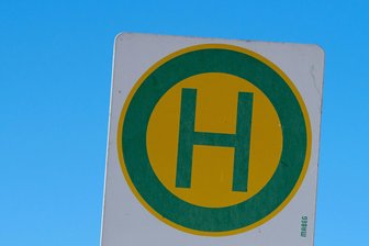 Warum weniger Busse in Oelsnitzer Wohngebiet fahren - Die Bushaltestelle Ährenfeld in Oelsnitz wird viel weniger als bisher angesteuert.