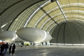 Warum werden Windrotorblätter nicht per Luftschiff transportiert? - Das Größenverhältnis der Erprobungsmodelle zur Werfthalle der Cargolifter AG zeigt eindrücklich, welche Dimensionen den Luftschiffen zugedacht waren, die dort gebaut werden sollten.