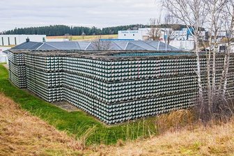 Warum Wernesgrüner 72.000 Bierkästen in Stützengrün parkt - Das Bierkastenlager im Gewerbegebiet Stützengrün. 