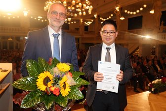 Warum WHZ-Absolvent Dennis Saputra seine Auszeichnung der kranken Schwester widmet - Dennis Saputra aus Indonesien nahm am Dienstagabend in der „Neuen Welt“ aus den Händen von Wolfgang Golubski, WHZ-Prorektor Bildung, den mit 1000 Euro dotierten DAAD-Preis entgegen.