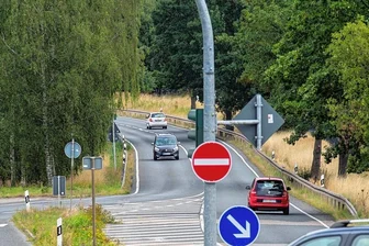 Warum wird die B173 jetzt gebaut?: Straßenbauamt verteidigt geplante Arbeiten bei Flöha und Niederwiesa - Am Montag, 29. August, beginnen Arbeiten zur Fahrbahnerneuerung der B 173/Chemnitzer Straße in und westlich von Flöha. Foto: Hendrik Jattke