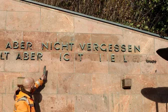 Warum wurde ein historisches Ehrenmal in Hohenstein-Ernstthal zerstört? - Am Ehrenmal für Opfer des Nationalsozialismus wurden mehrere Buchstaben gewaltsam entfernt.