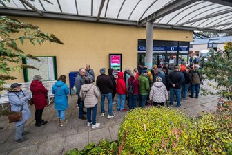 Warum zahlreiche Menschen in Kurort im Erzgebirge Schlange stehen - Vor der Gästeinformation in Bad Schlema hat sich am Dienstagmittag eine lange Schlange gebildet.