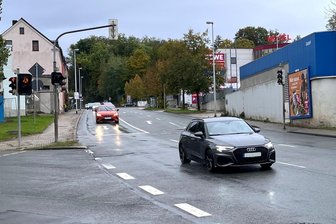 Warum zwei Baustellen in Reichenbach auf sich warten lassen - Der Verkehr auf der B 94/Lengenfelder Straße in Reichenbach rollt. Die geplante Sperrung zwischen Annenplatz und Ortsumgehung soll nun erst ab 21. Oktober erfolgen.