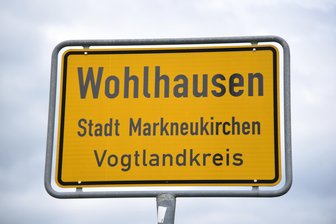 Warum zwei Baustellen Markneukirchen nichts kosten - In Wohlhausen wird ein Unfallschaden an einem Gehweg aus dem Dezember 2023 repariert.