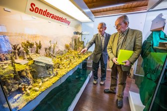 Warum zwei Brüder aus dem Erzgebirge sich von ihren Weihnachtsbergen trennen - Karl-Heinz (links) und Horst Flechsig vor der Vitrine mit dem Weihnachtsberg, der ihrer Familie in 4. Generation gehört und nun dem Museum in Aue übergeben wurde.