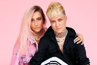 Warum zwei der bekanntesten deutschen Influencerinnen Fahrten von Berlin zum Christopher-Street-Day in Zwickau organisieren - Saskia (links) und Lui Michalski sind in der queeren Community in Deutschland berühmt. Ihre queere, polyamore Beziehung ist Thema in Podcasts, Interviews und Social Media.