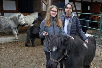 Warum zwei Mädels dem Glauchauer Tiergehege helfen - Selina Neumann (links) und Maria-Vanessa Prokop haben das Tiergehege in Glauchau schon lange in Herz geschlossen.
