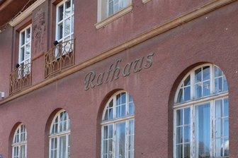 Warum zwei Minister die Region besuchen - Dach, Fassade und Fenster des alten Rathauses in Meinersdorf sollen demnächst saniert werden. Dafür fließt Geld vom Land.