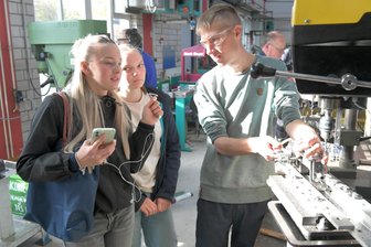 Warum zwei Schülerinnen in Freiberg einen Podcast mit behinderten Werkstattmitarbeitern drehen - Die Neuntklässlerinnen Jane Wickleder (l.) und Heidi Lantsch aus in Nossen waren in die Werkstätten für behinderte Menschen der Diakonie Freiberg gekommen. Dabei interviewten sie auch Tim an der Bohrmaschine.