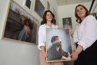 Warum zwei Vogtländerinnen Depression sichtbar machen: „Ich wollte einfach laut werden“ - Natalia Eifert (l.) und Olivia Geßner zeigen die Ausstellung „Depressionen sichtbar machen".