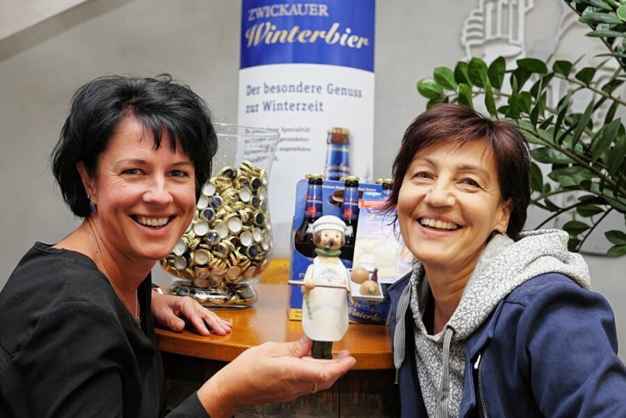 Warum Zwickauer Brauerei mit Bäcker-Räuchermann aufwartet - Sekretärin Viola Lange und Mauritius-Sprecherin Kathrin Seyfert (rechts) präsentieren mit dem Treberbrot-Räuchermann die 17. Figur des Unternehmens zur Eröffnung der Winterbiersaison. 