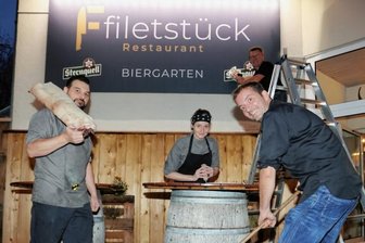 Warum Zwickauer Steakhouse jetzt unter neuem Namen einlädt - Koch Sascha Ludwig (rechts), Betreiber Mike Fischer (dahinter), Ina Pfützner und Frank Bachmann posieren für den Fotoreporter vor dem langjährigen "Steakhouse", das sich jetzt "Filetstück" nennt. 