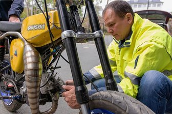 Was 2021 in Westsachsen am meisten geklickt wurde - Ein Prüfer nimmt den Hubraum eines beschlagnahmten Moped Simson S 51 unter die Lupe.