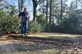 Was 2022 im Stadtpark gebaut werden soll - Sämtliche Pflastersteine an den Wegen im Stadtpark sollen abgebrochen und Stufen, wie hier im Bild, wieder neu aufgebaut werden. Die Pflaster an den Rändern der Wege entfallen künftig.