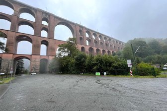 Was 900.000 Euro an der Göltzschtalbrücke im Vogtland bewegen sollen - Geht es nach Bürgermeister Mike Purfürst, könnte der Parkplatz an der Ketzels Mühle mit befestigt werden.