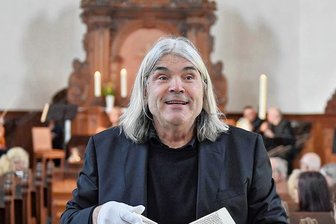 Was Adorf mit London jetzt gemeinsam hat - Wolf Matthias Friedrich präsentierte nach dem Konzert einen Originaldruck von Johann Caspar Kerlls "Delectus Sacrarum Cantionum" von 1669.