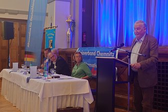 Was AfD-Gründer Alexander Gauland in Chemnitz über Baerbock, Israel und die CDU sagt - Alexander Gauland bei seiner Rede im Ballhaus Neuhilbersdorf.