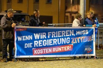 Was AfD-Wähler mit einer Zwiebel zu tun haben - Demonstration mit AfD-Transparent im Herbst 2022 in Bautzen. Nach Ansicht von Pia Lamberty versteht es die AfD, aus den Ängsten der Menschen wie bei der Energiekrise politisches Kapital zu schlagen.