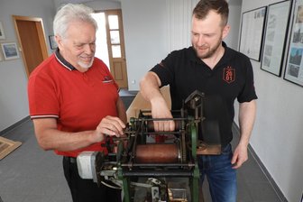 Was alles hinter einem Heimatfest im Erzgebirge steckt - Der Rechenberger Ortschronist Heinz Lohse und Michael Blaas mit originaler Rathausuhr.