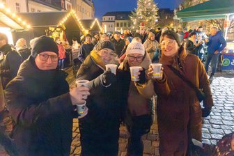 Was am Sonntag zum Stadtadvent in Burgstädt los ist - Bei Nieselregen und Temperaturen um den Gefrierpunkt ist Glühwein ein gefragtes Getränk zum Aufwärmen.
