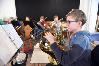 Was am Wochenende im Erzgebirge und in Mittelsachsen los ist - Das Jugendblasorchester Oederan bei einer Probe.