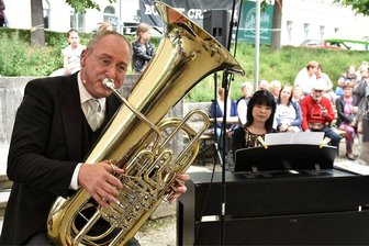 Was am Wochenende im oberen Vogtland los ist - Der Tubist und Hochschulprofessor Jörg Wachsmuth eröffnet am Samstag in Markneukirchen das Jahr der Tuba - im Konzert in der Scheune des Gerber-Hans-Hauses mit Pianistin Masumi Sakagami. Das Foto entstand beim Sommerfest von Buffet Crampon 2023 in Markneukirchen zur Weihe der beim örtlichen Hersteller gebauten Tuba „Ilschen“.
