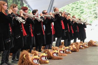 Was am Wochenende im oberen Vogtland los ist - Beim 21. Vogtländischen Schalmeienfestival am Sonntagnachmittag in Bad Elster tritt auch der 1. Vogtländische Schalmeienzug Auerbach auf. Das Orchester, bekannt durch seine Löwenköpfe, spielte auch vor vier Jahren zum Schalmeienspektakel im Naturtheater.