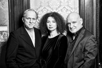 Was am Wochenende im oberen Vogtland los ist - Die Schauspieler Ulrich Tukur (links) und Christian Redl (rechts) gastieren zusammen mit Pianistin Olena Kushpler am Samstag mit einer Lesung deutscher Gedichte und Balladen unter dem Titel „Vom Zauber einer verwehenden Sprache“ im König-Albert-Theater Bad Elster.