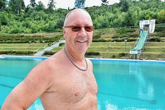 Was am Wochenende im oberen Vogtland los ist - Am Wochenende steigt im Klingenthaler Dürrenbach-Freibad die 14. Weltmeisterschaft im Wasser-Skispringen. Die Schanze ist schon aufgebaut. Bademeister Jörg Zander freut sich auf viele Besucher.
