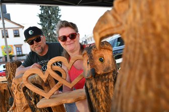 Was am Wochenende in Mittelsachsen los ist - Knut und Katja Kalbitz hatten zum jüngsten Regionalmarkt Kettensägekunst dabei.