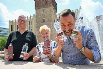 Was anderes als Fit: Roter Turm jetzt in Chemnitz auch als Schnapsflasche - Kay Kaden, Veronika Leonhardt und André Donath (v.l.) präsentieren die neuen Flaschen in Form des Roten Turms.