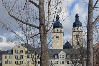 Was archäologische Ausgrabungen in Plauen zu Tage gefördert haben - Die Plauener Johanniskirche überragt die Stadt: Die Weiheurkunde der Vorgängerkirche im Jahr 1122 war zugleich die erste urkundliche Erwähnung Plauens.