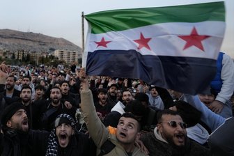Was Assads Sturz für syrische Flüchtlinge in Deutschland bedeutet - Syrische Bürger schwenken in Damaskus die Revolutionsflagge und feiern die Übernahme der Stadt durch die Aufständischen.