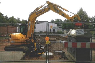 Was auf dem Platz vorm Blumen-Kiosk am Hauptfriedhof Zwickau gebaut wird - Die Baustelle am Hauptfriedhof Zwickau zwischen Blumen-Kiosk und Krematorium.