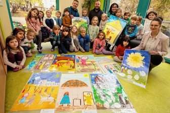 Was auf Weihnachtsmarkt los ist - Die Mädchen und Jungen der Kita Pusteblume haben die Weihnachtsgeschichte als Collage gestaltet. Diese Bildgeschichten sollen die Buden auf dem Weihnachtsmarkt zieren. 