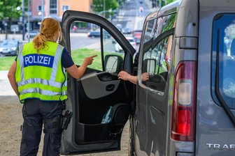 Was aus dem Asylurteil zu Abweisungen an der Grenze folgt - Eine Beamtin der Bundespolizei steht bei der Einreisekontrolle am deutsch-polnischen Grenzübergang Stadtbrücke in Frankfurt (Oder) und spricht mit einem Fahrer. Am Montag hatte ein Gericht entschieden, dass Zurückweisungen von Asylsuchenden bei Grenzkontrollen auf deutschem Gebiet rechtswidrig sind.