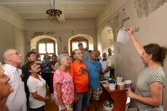 Was aus den Hotelplänen für das Treuener Schloss geworden ist - Sandra Finsterbusch (rechts) führte am Sonntag Interessenten durch das Treuener Schloss.