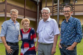 Was aus Sachsens erstem privaten Pflegedienst in Schreiersgrün geworden ist - Die Unternehmerfamilie Tiepner (von links): René Tiepner (49) leitet mittlerweile den ambulanten Pflegedienst, die Gründer Margitta (69) und Frank (73) Tiepner haben sich aus dem aktiven Geschäft zurückgezogen, Robert Gründer der Anlage, Robert Tiepner (42) leitet die Wohnanlage.