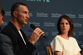 Was Baerbock und Klitschko in Chemnitz gesagt haben - Wladimir Klitschko und Annalena Baerbock auf dem Podium im Kraftverkehr Chemnitz.
