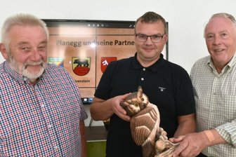 Was Bärenstein und Planegg verbindet - Diese drei Bürgermeister von Bärenstein haben die Beziehung nach Planegg aufgebaut und pflegen sie: Bernd Schlegel (v. l.), Silvio Wagner als aktueller Gemeindechef und Wolfgang Franke. Wagner zeigt ein Geschenk, die Eule als Wappentier der Planegger. 