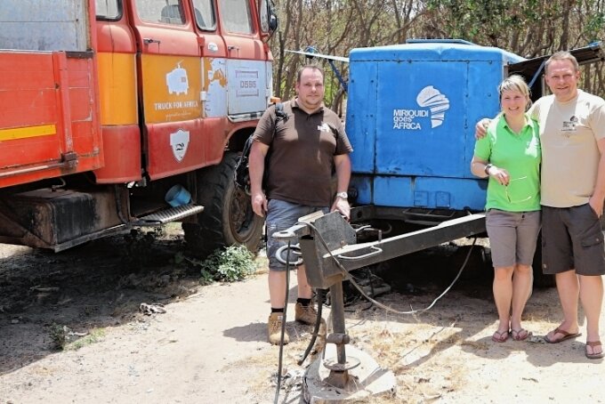 Was Bärensteiner in Gambia bewegen - Mario Wolf (links) nebst Janine und Rico Malz mit einem Aggregat, das in Gambia für eine Kompostieranlage zum Einsatz kommt. 