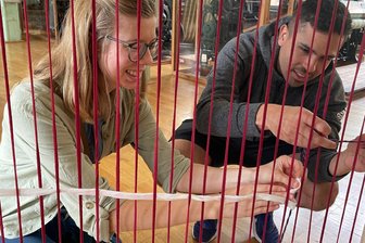 Was bedeutet das Zuhause? Historische Schauweberei Braunsdorf startet neue Kulturhauptstadt-Aktionen - Viele Hände weben zusammen ein Haus: Mitmachaktion der Schauweberei.