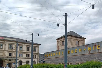 Was bedeutet der rätselhafte Schriftzug am Chemnitzer Hauptbahnhof? - „Fürchtet euch nicht“ ist an einem Nebengebäude des Hauptbahnhofs seit Kurzem zu lesen.