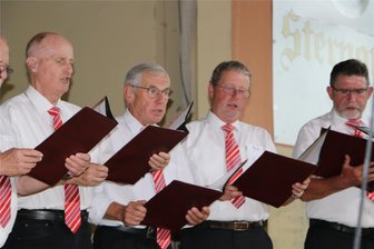Was bei der Weischlitzer Festgala wegen der hohen Temperaturen weggelassen wurde - Der Männergesangverein stimmte am Donnerstagabend die Gesellschaft ein.