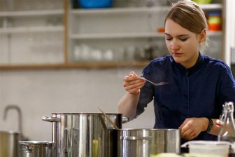 Was bei Spitzenköchen aus der Region am Heiligabend zu Hause auf den Tisch kommt - Hanna Lehmann, die in Ottendorf das Restaurantprojekt „Mycel“ betreibt, verbringt Heiligabend bei der Familie.