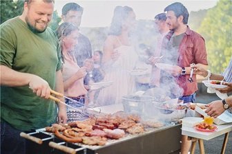 Was beim Grillen erlaubt ist und was nicht - Der eine findet es appetitlich, der andere grausig, wenn es vom Grill her so richtig nebelt. Um des lieben Friedens willen darf man dem Nachbarn vorher Bescheid sagen - oder ihn gleich auf ein Würstchen einladen. 