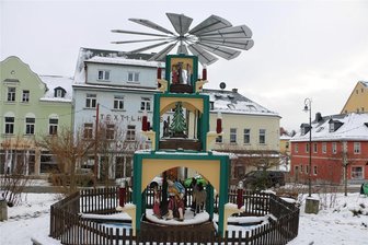 Was beim Weihnachtsmarkt in Pausa zu erleben ist - Die Pyramide steht vor dem Rathaus.